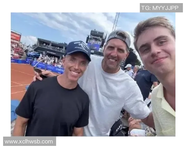 足球明星日常生活中的逛街瞬间展现他们的时尚品味与生活态度 足球明星日常生活中的逛街瞬间展现他们的时尚品味与生活态度